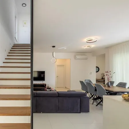 Ferienhaus Mit Privatpool Fur 8 Personen Ca 160 Qm In Vodice-srima, Dalmatien Norddalmatien Holiday home *