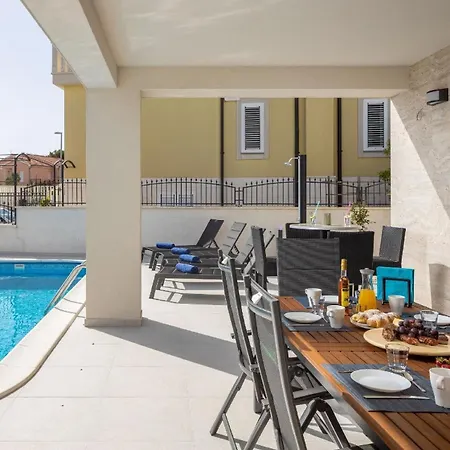 Ferienhaus Mit Privatpool Fur 8 Personen Ca 160 Qm In Vodice-srima, Dalmatien Norddalmatien *